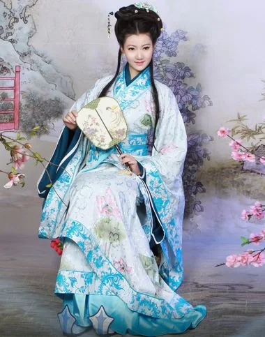 汉服穿搭示例，青色系上衣与裙装